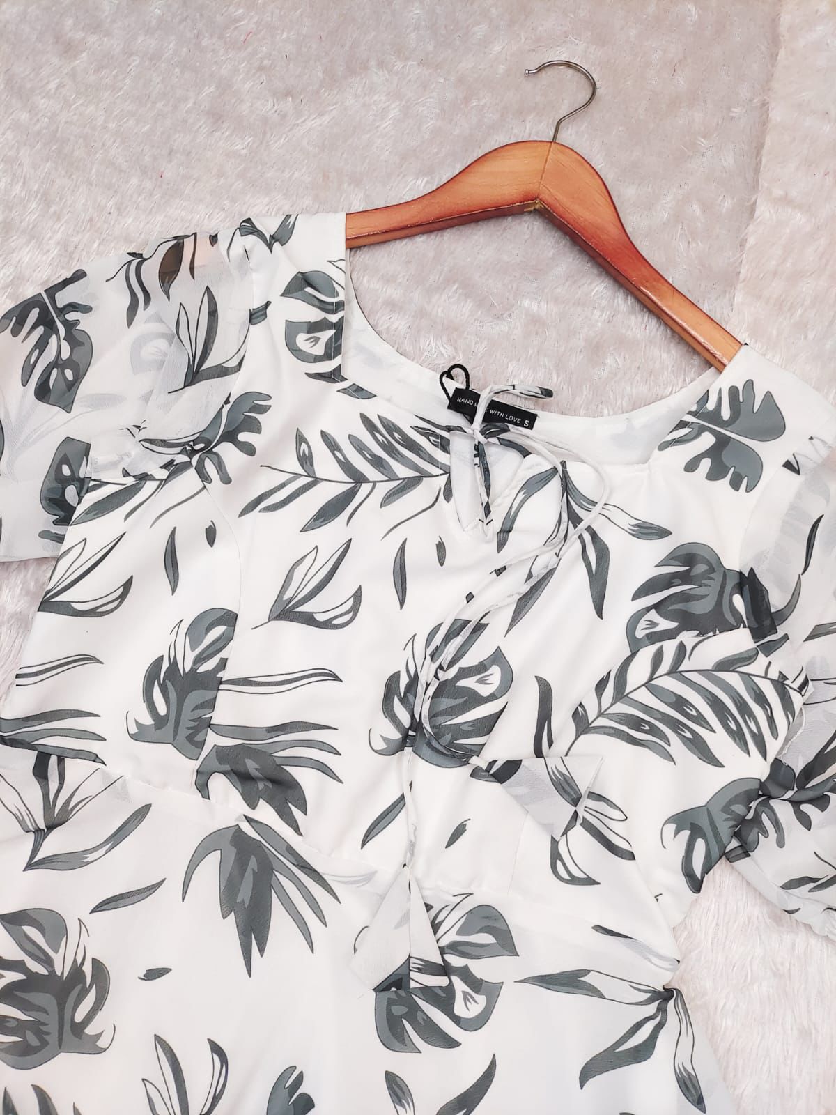 1469 White & Black Leaf