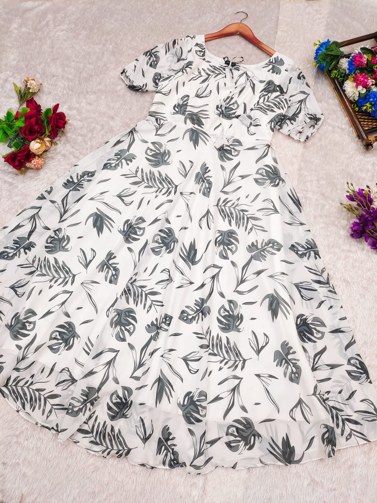 1469 White & Black Leaf